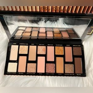 Too faced Born this way the natural nudes eyeshadow pallet